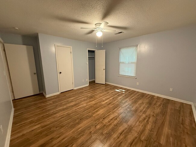 Building Photo - Freshly Painted 2Br 2Ba Duplex