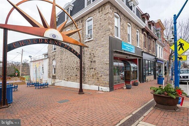 Building Photo - 215 Bridge St