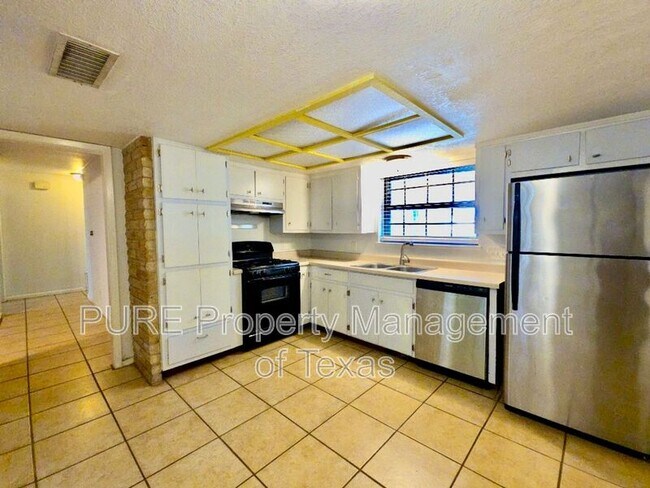 Building Photo - 3000 Lakeside Dr