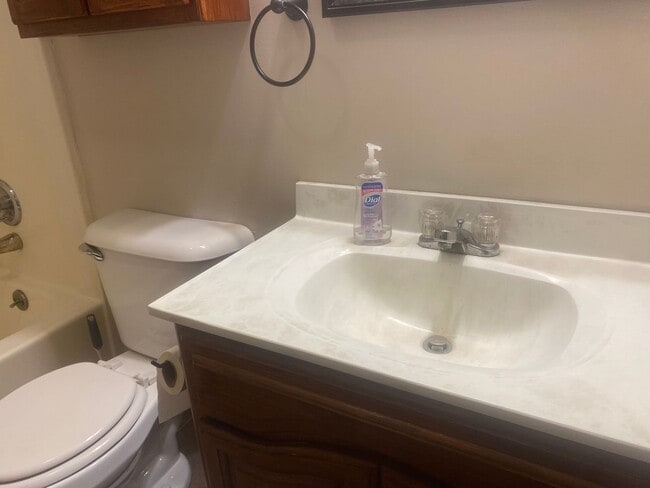 Building Photo - 612 E Madison St