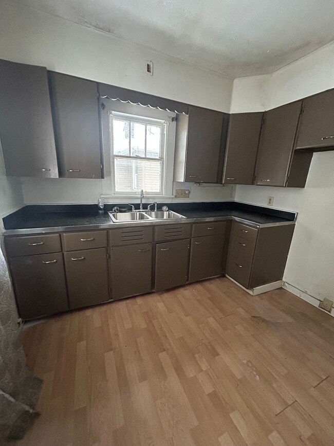 Building Photo - Budget-Friendly 2-Bedroom, 1-Bathroom Home – $945/Month