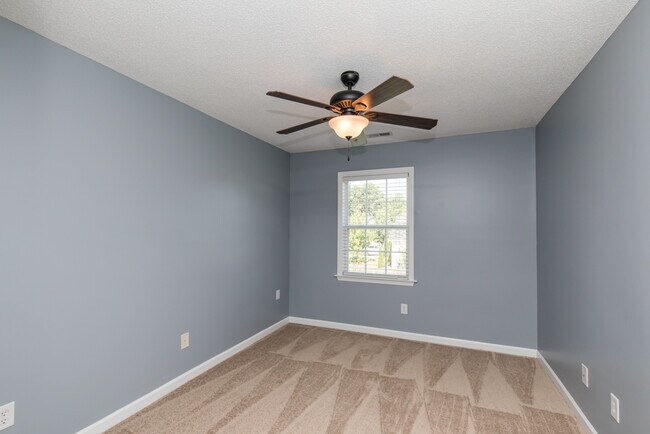 Building Photo - 4 Bedroom 2 Bath