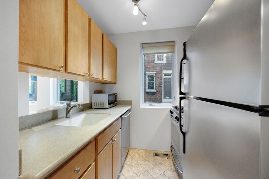 Building Photo - 220 S Sartain St