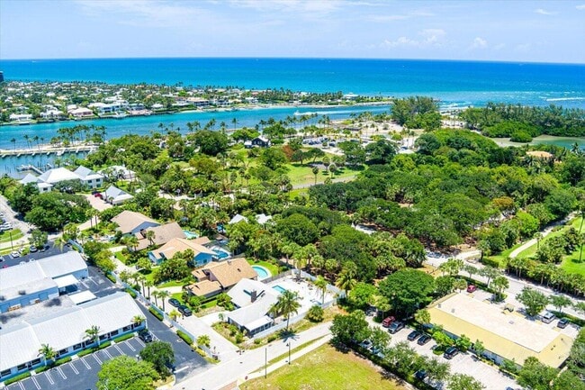 Building Photo - 901 Sandy Oaks Dr