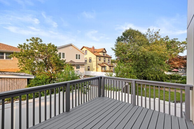 Building Photo - 57 Lincoln Ave