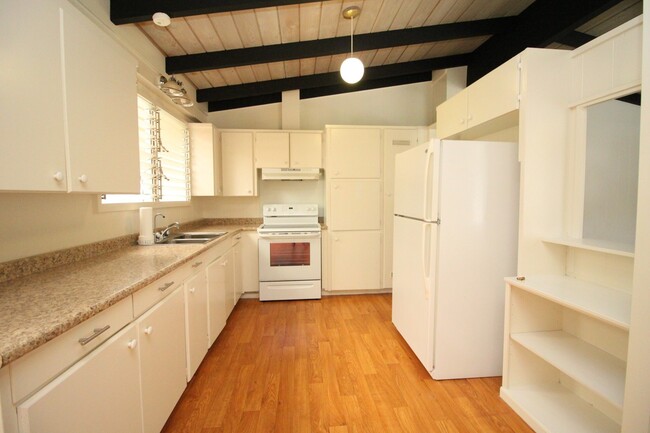 Building Photo - Spacious 3 Bedroom, 2 Bath, 2 Parking rent...