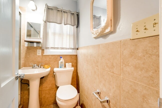 Building Photo - Highland Park Gem- 3/1 with Large Yard