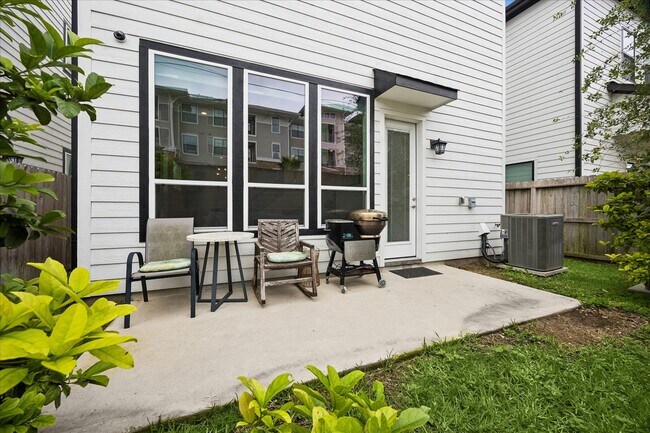 Building Photo - 2804 Grand Fountains Dr