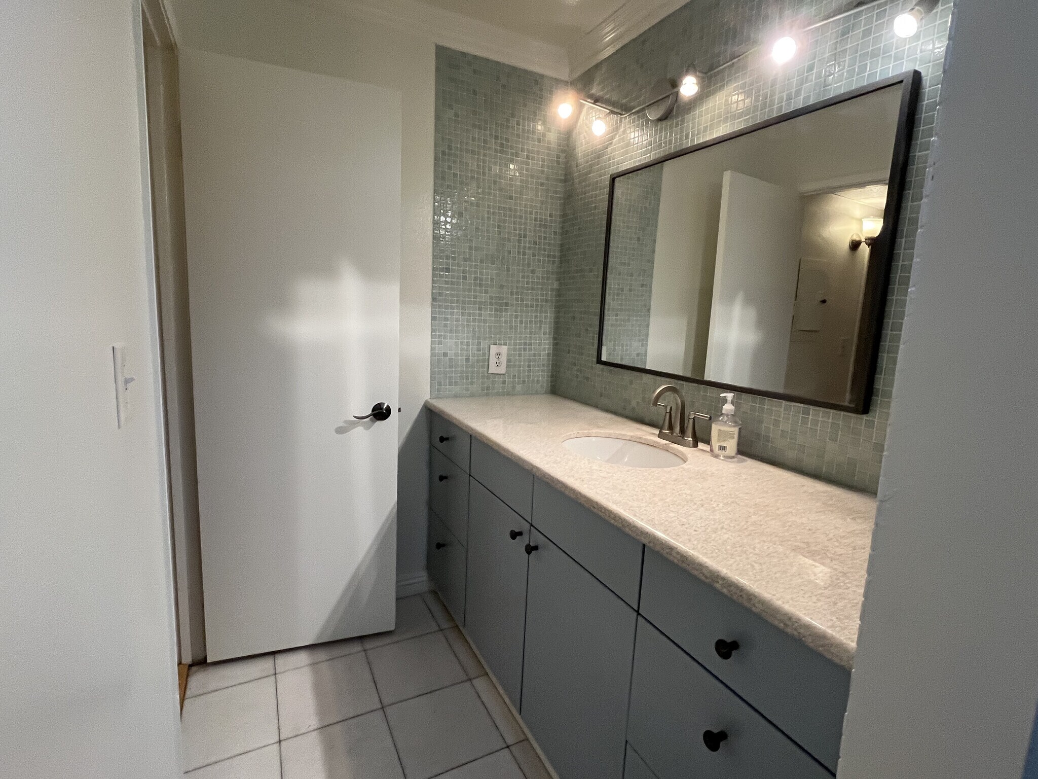 Building Photo - 552 N Bellflower Blvd