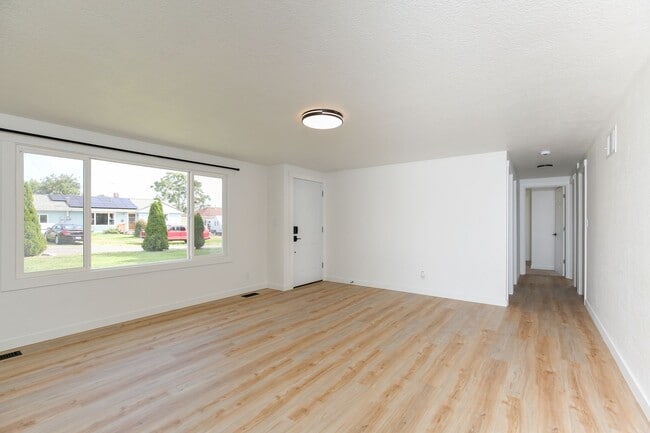 Building Photo - **Comfortable Oak Harbor Rambler Available...
