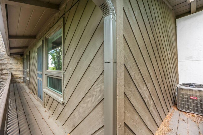 Building Photo - 2109 W 5th Ave