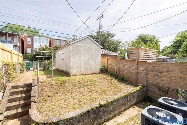 Building Photo - 2302 Maplewood Ave