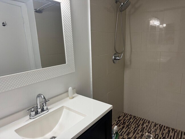 Building Photo - 6772 Palmetto Cir S