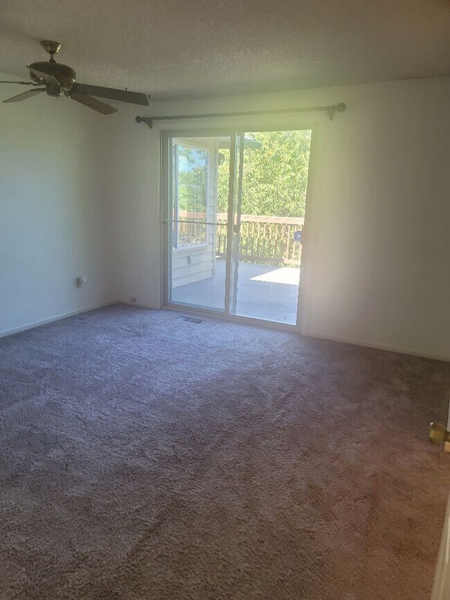 Building Photo - Kent 4 bedroom plus Den and 3 bathrooms & ...