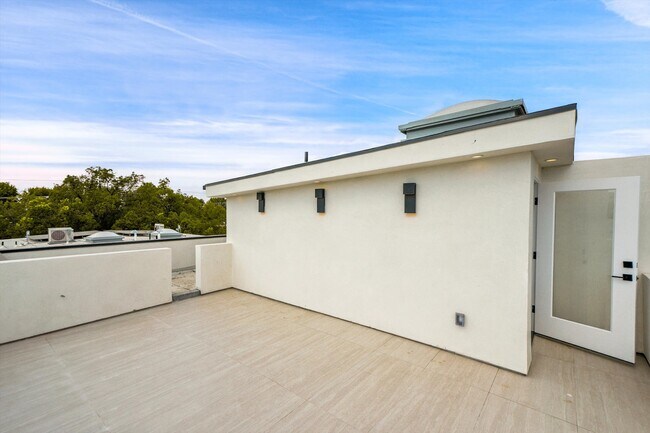Building Photo - 5022 Cahuenga Blvd