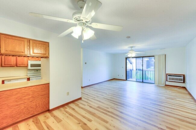 Building Photo - 340 Sunderland Rd