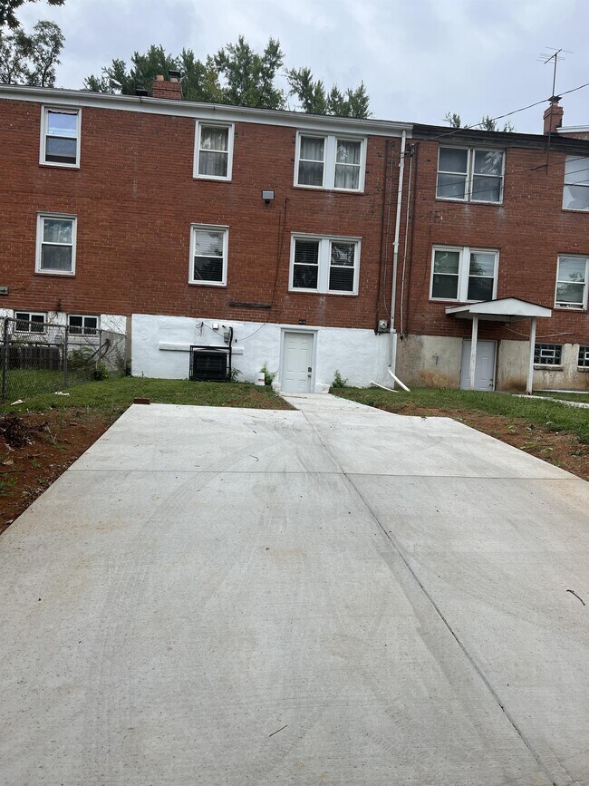 Building Photo - 4058 Edgewood Rd