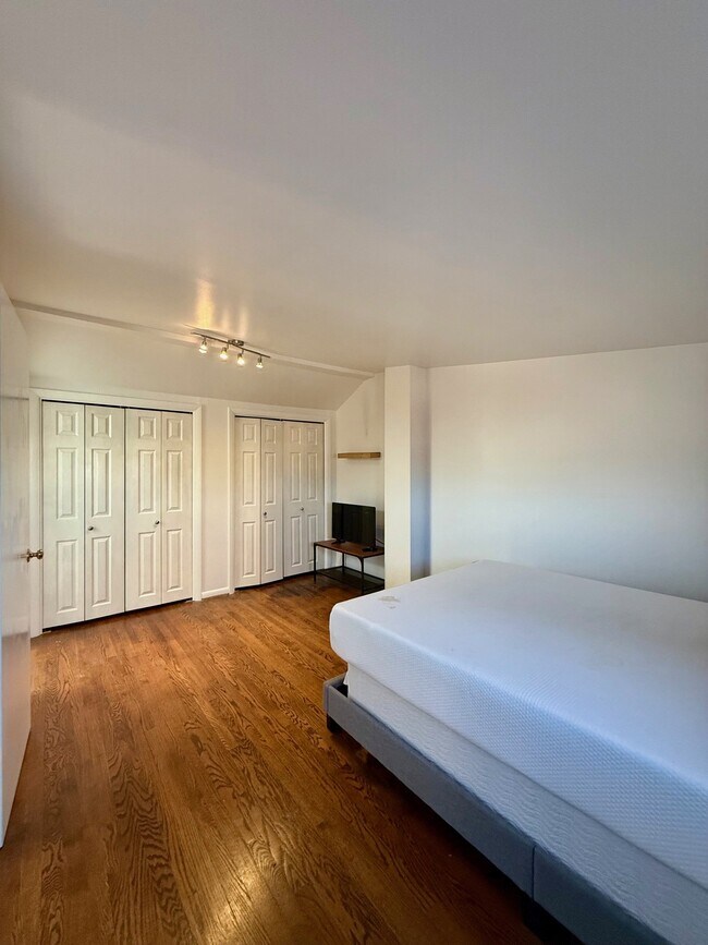 Building Photo - 28 Servan Ct