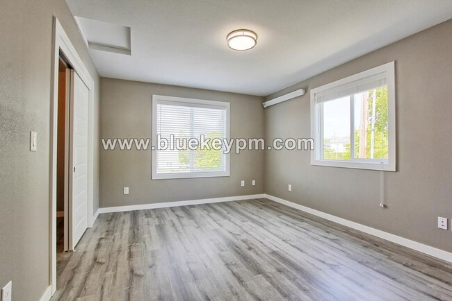 Building Photo - 2 Bed, 2.5 Bath Uptown Townhouse