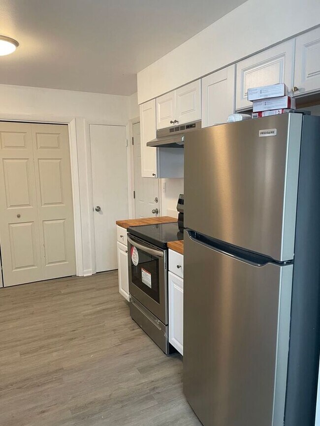 Building Photo - Newly Renovated 2 Bed 1 Bath Duplex in Nor...