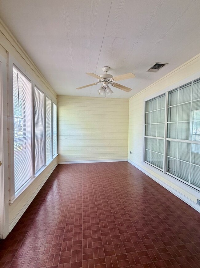 Building Photo - 219 Oak Hill Dr
