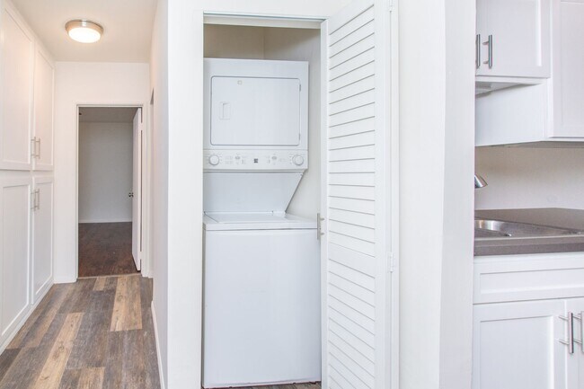 Building Photo - Refreshed 2 Bed/1 Bath Single Family Home ...