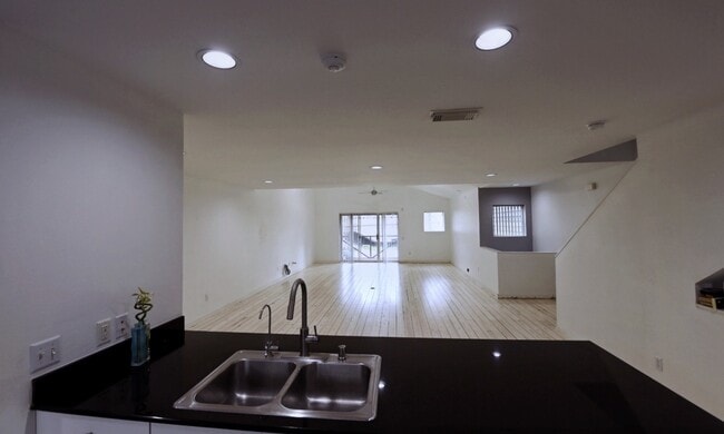 Building Photo - 702 Ruthven St