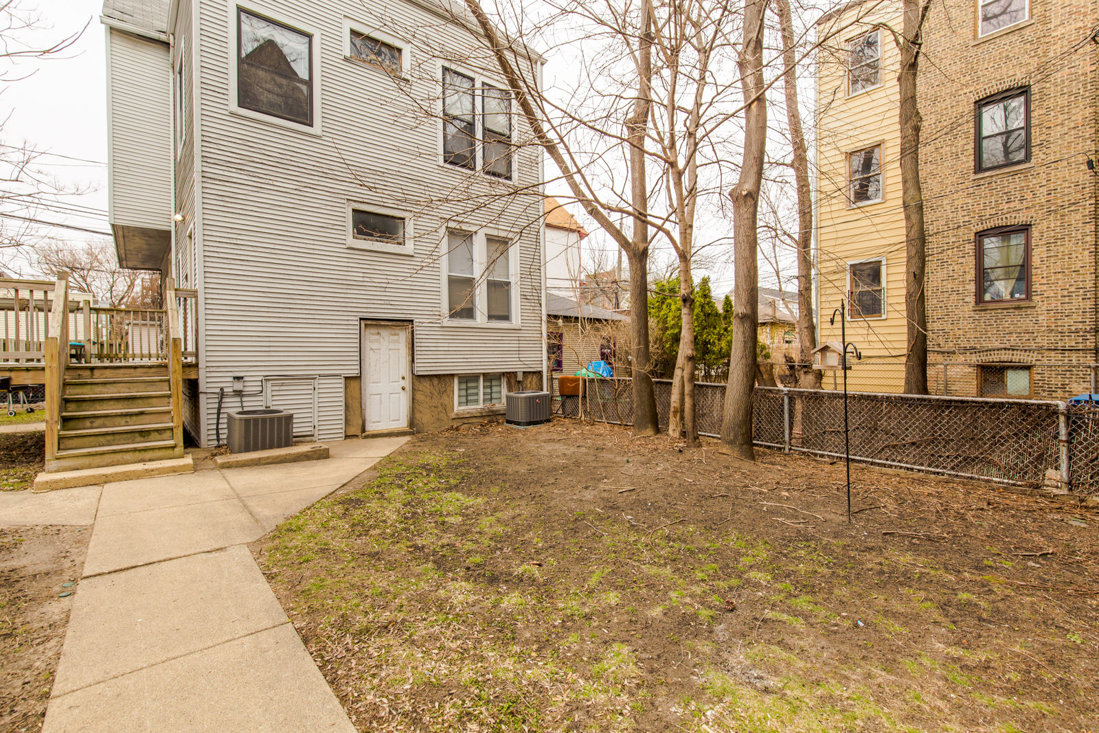 Building Photo - 3250 N Lakewood Ave