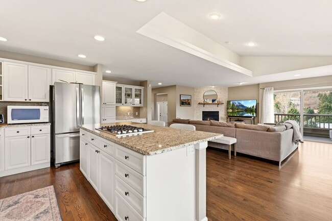 Building Photo - Stunning Fully Furnished Home in Roxborough Park!