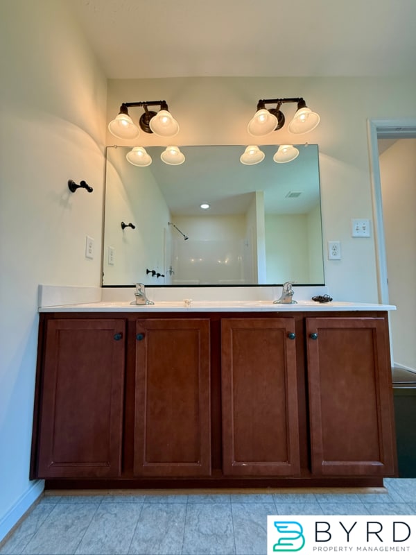 Building Photo - 1013 Sycamore Crest Dr