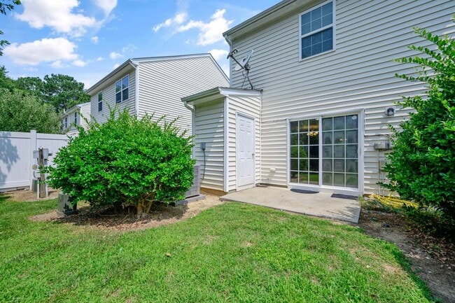 Building Photo - End Unit Townhome in Great Location!