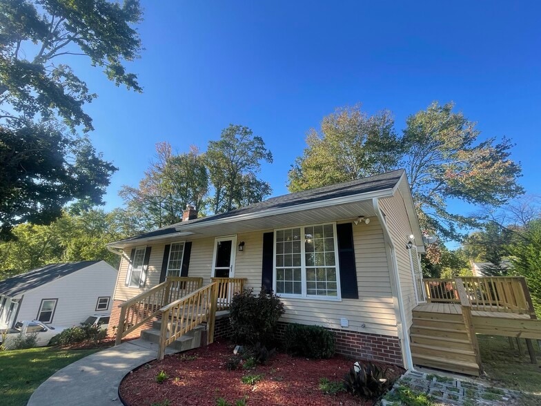 Building Photo - 221 Fallsway Ln