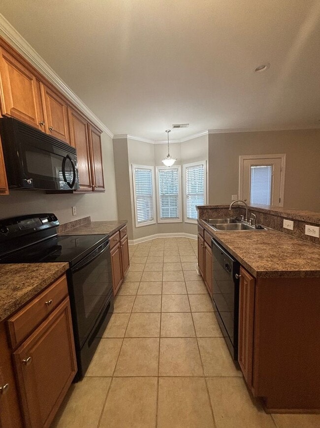 Building Photo - AVAILABLE NOW! End-Unit Townhouse in Pennington Square