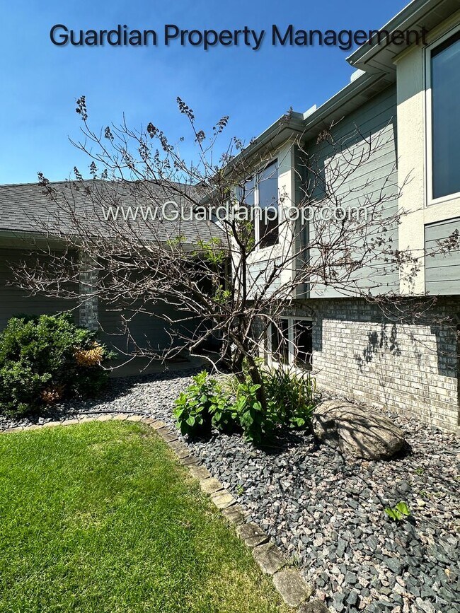 Building Photo - Eagan Single Family Home, 3 Car Garage, La...