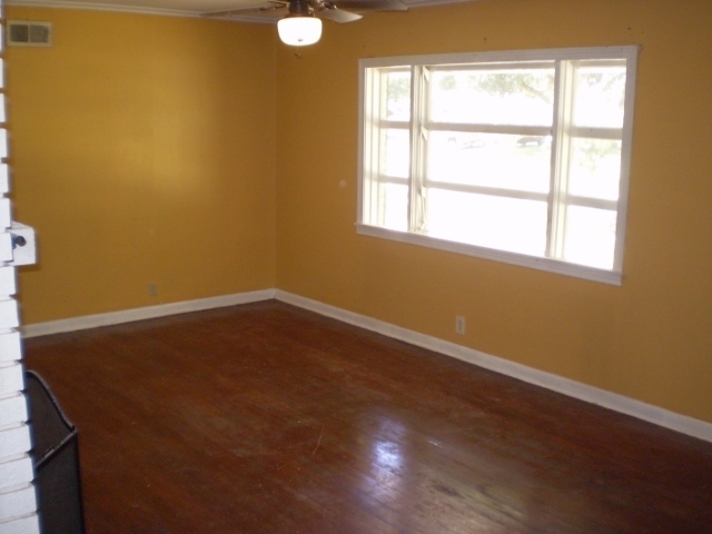 Building Photo - CUTE 3/2 BROADMOOR