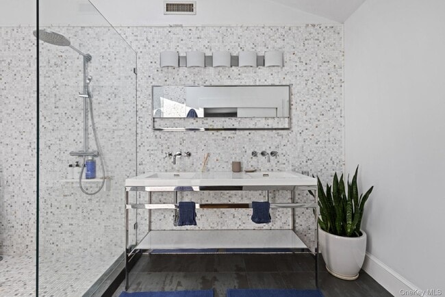 Building Photo - 24 Quogue Riverhead Rd