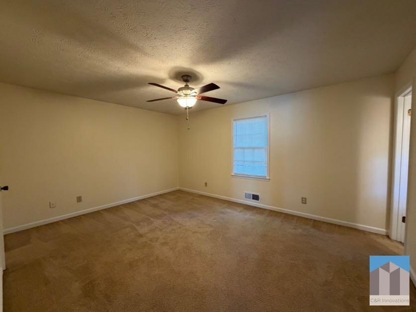 Building Photo - 734 Marthas Dr