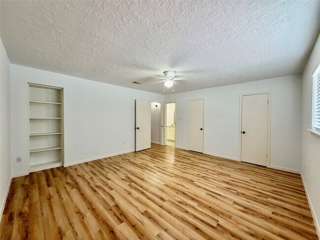 Building Photo - 7214 Crownwest St