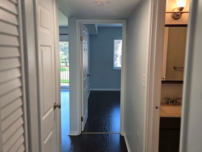 Building Photo - 9430 Bay Colony Dr