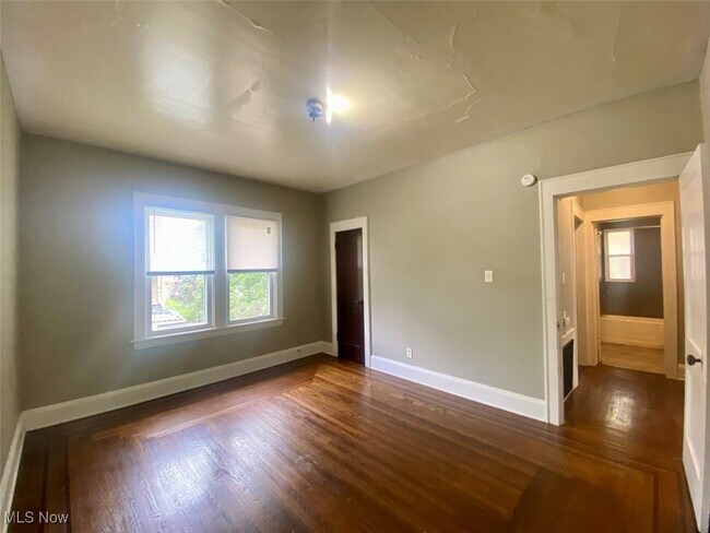 Building Photo - 418 Crestwood Ave