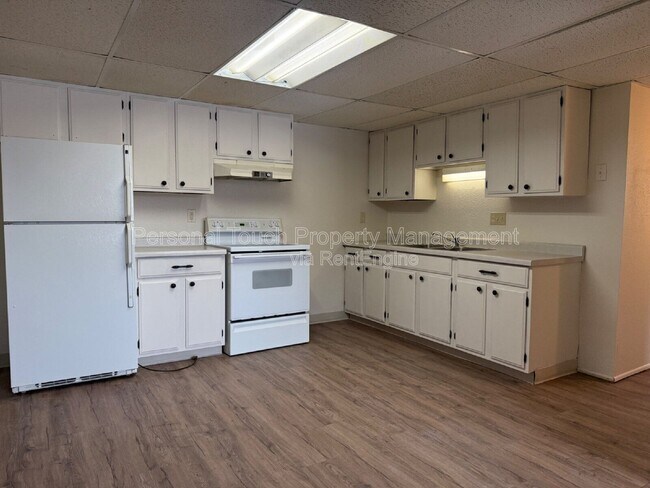 Building Photo - 911 Western Rd