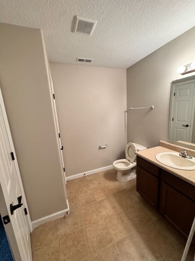 Building Photo - New 3 bedroom listing in north Fort Wayne!