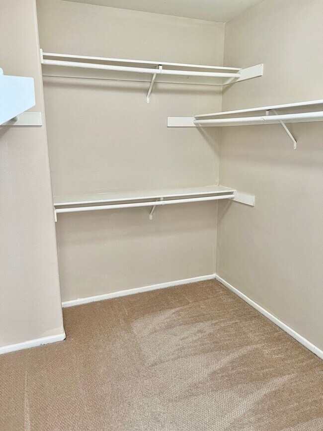 Building Photo - Nice 2 Story Home