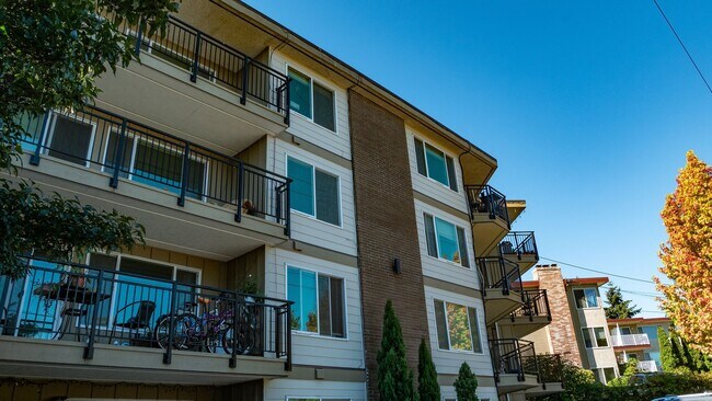 Building Photo - Spacious Renovated 2 Bed 1.5 Bath with Cor...
