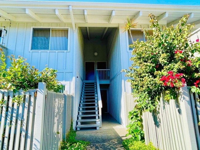 Primary Photo - Beautifully Updated 3 Bed 2 Bath Condo W/ ...