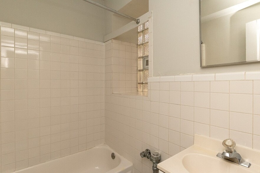 Building Photo - 533 W Roscoe St