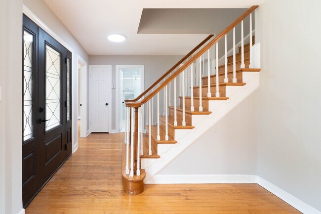 Building Photo - Beautiful Home With an Excellent Location in Potomac, MD