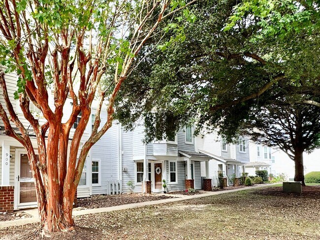 Building Photo - Updated 1st Floor/1-Level Condo Available ...