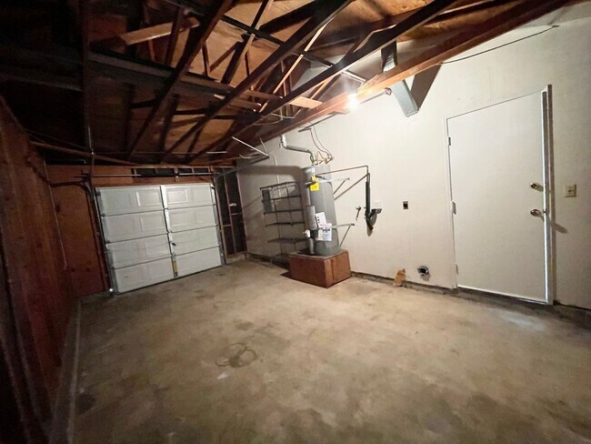 Building Photo - 3 Bedroom 2 Bath with Garage!