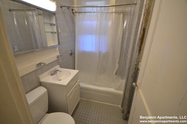 Building Photo - 143 Park Dr